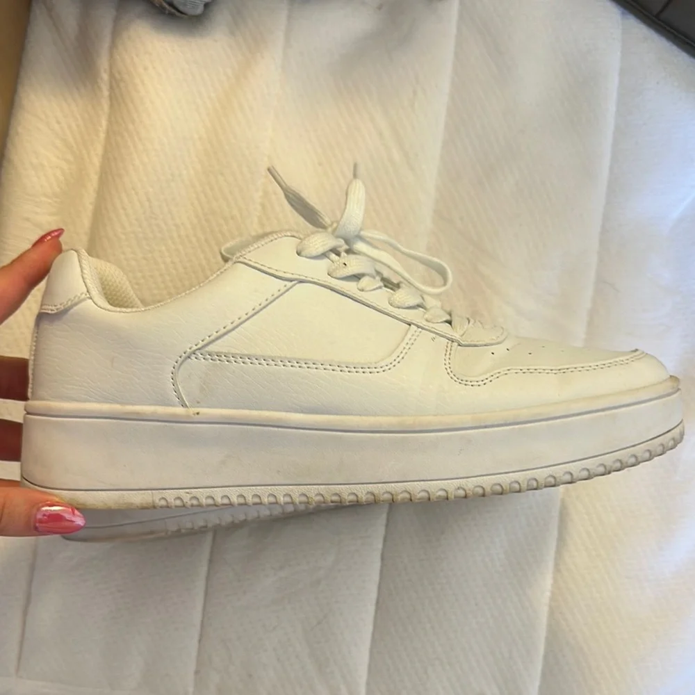 Time and Tru White Casual Sneakers - Picture 2 of 4